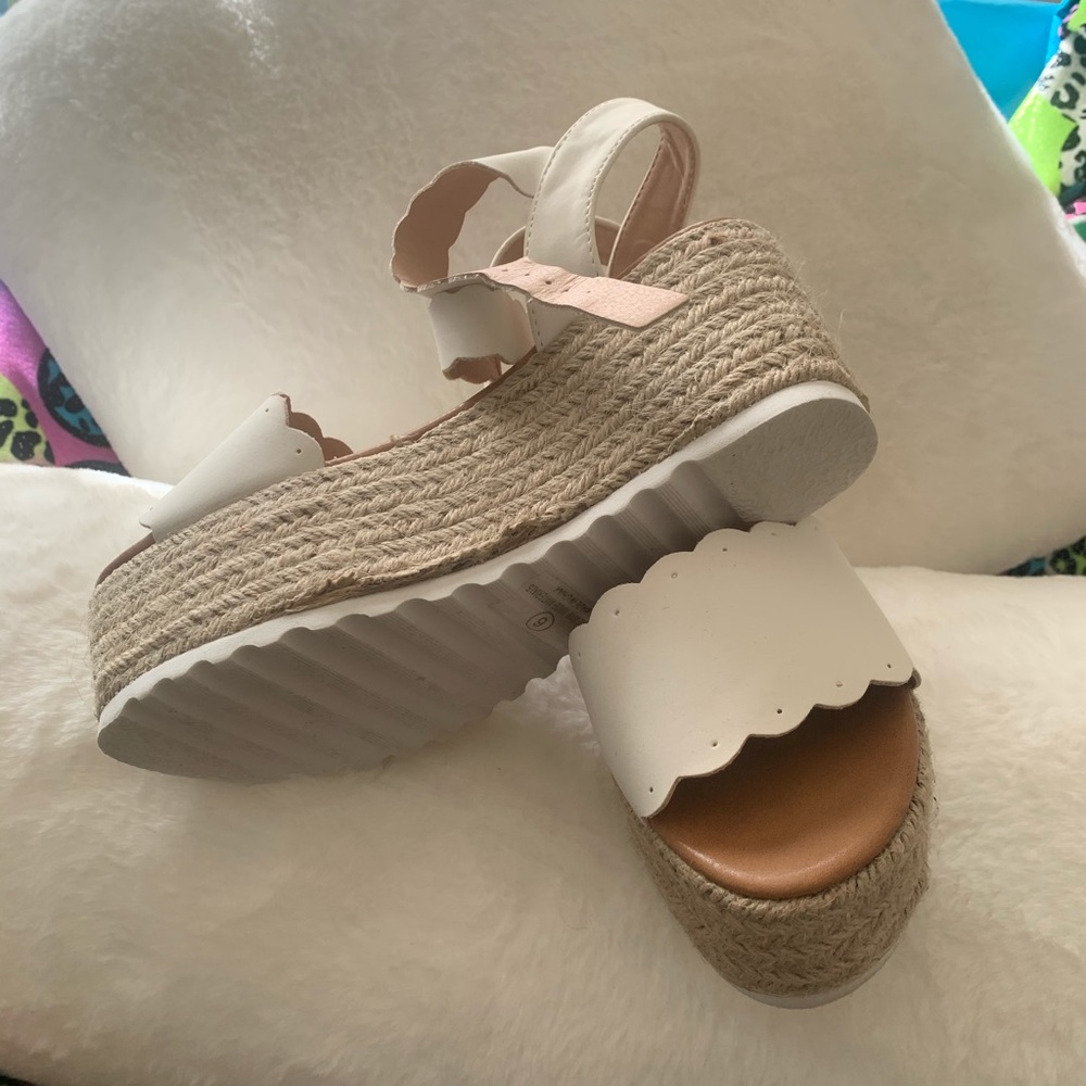 White Scallloped  espadrille HP best in bookworthy